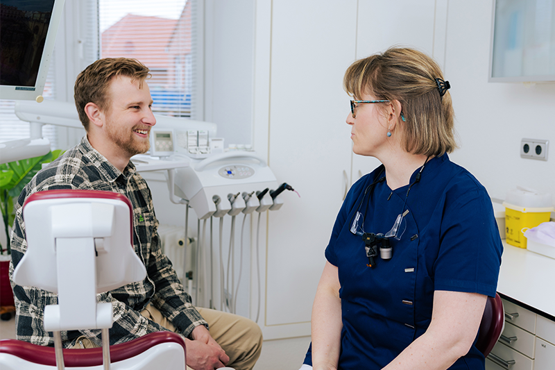 Frau Dr. Daniela Weilandt im Gespräch mit einem Patienten.