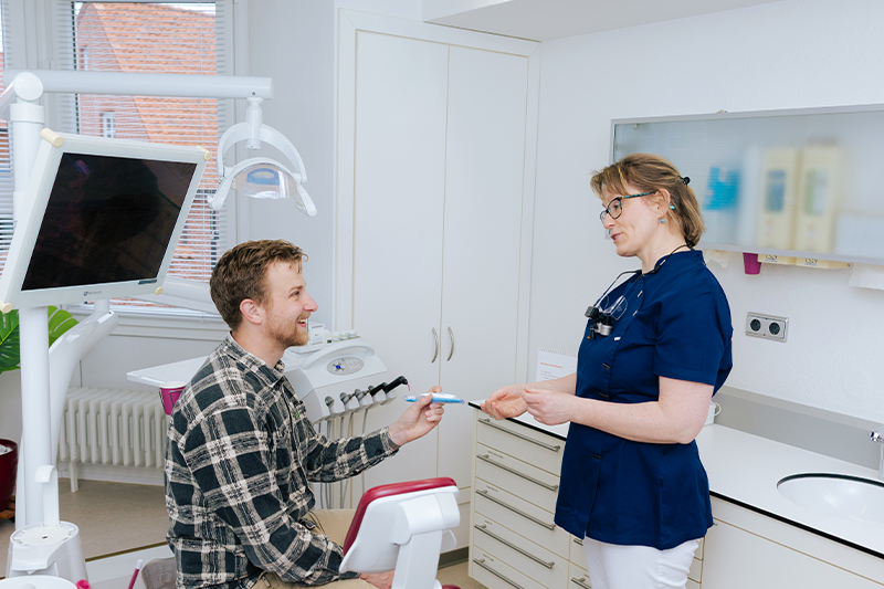 Ein Angstpatient wird im Wartezimmer von Dr. Weilandt beraten.