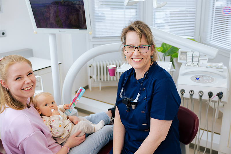 Frau Dr. Weilandt berät eine Patientin mit ihrem Baby.