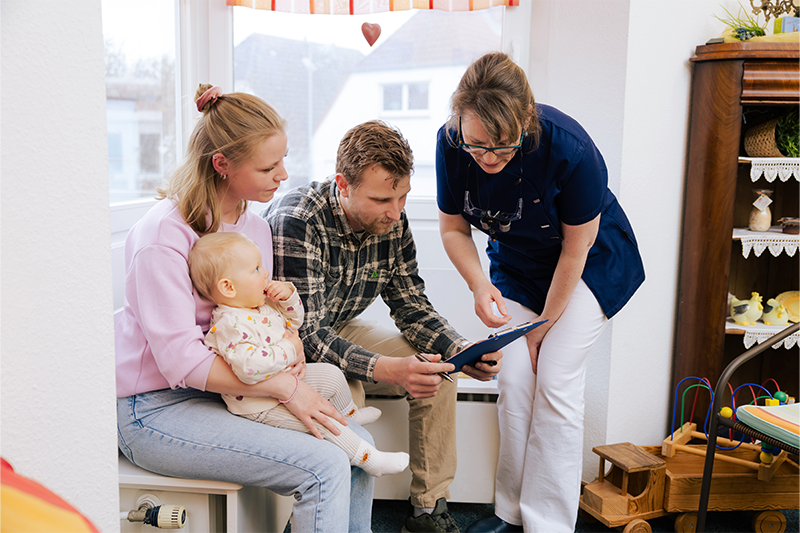 Eine Familie erhält eine Beratung von Fr. Dr. Weilandt.