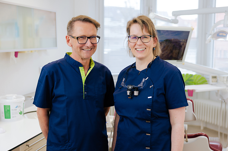 Frau Dr. Daniela Weilandt zusammen mit ihrem Kollegen Zahntechnikermeister Stefan Rosenberger.