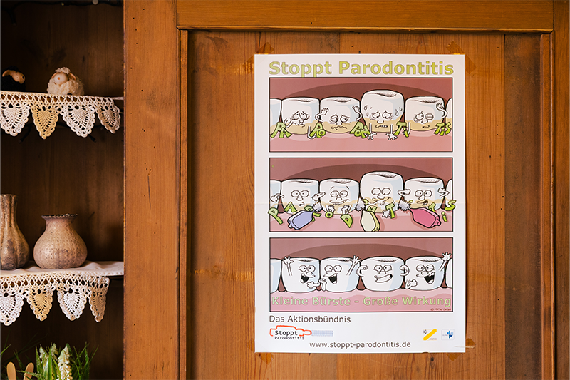 Plakat zeigt Zeichnungen von Zähnen mit gesundem und entzündetem Zahnfleisch.