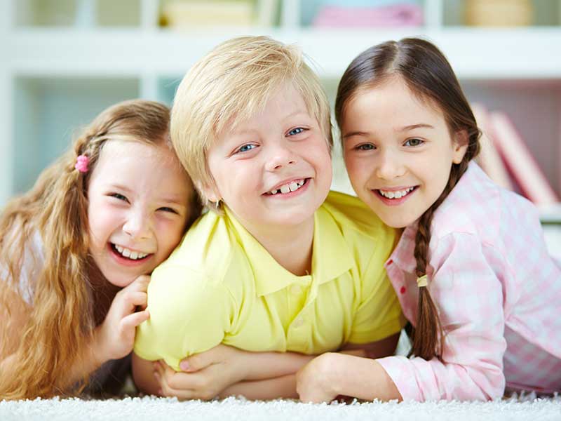 Kinder freuen sich, nachdem sie ihre Zahnbehandlung hatten.