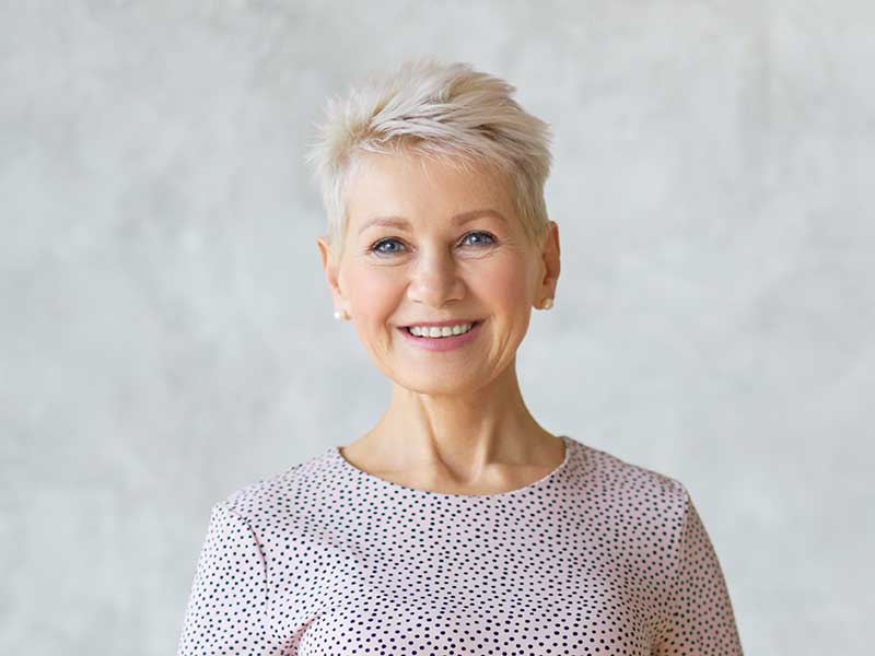 Eine ältere Patientin nach der Behandlung.