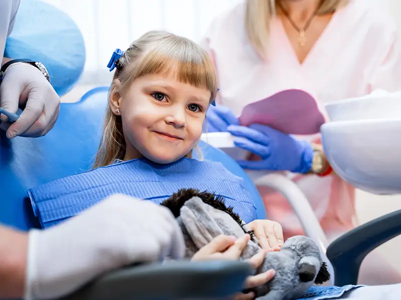 Ein kleines Mädchen lächelt in die Kamera.