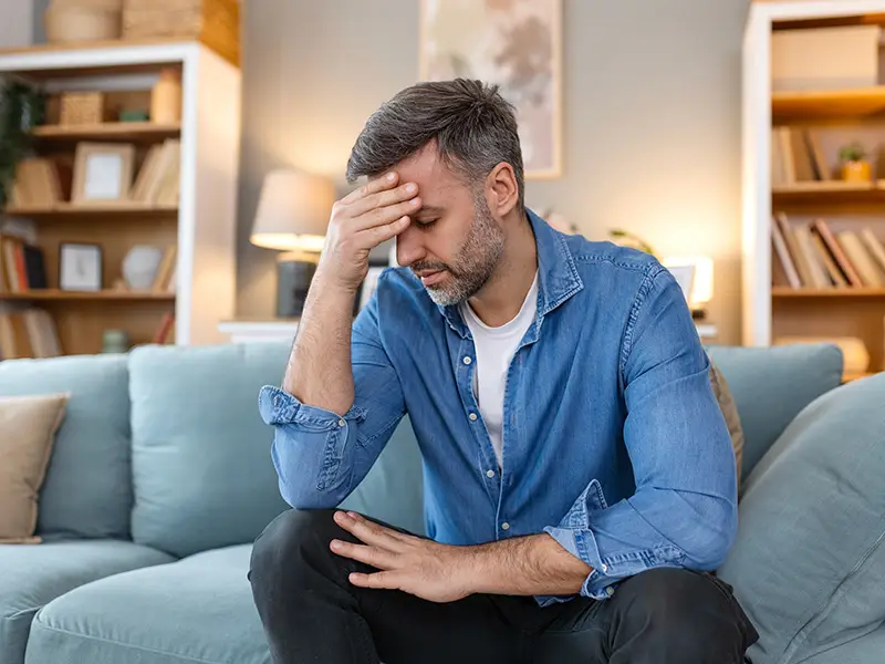 Ein junger Mann ist verzweifelt und macht sich Gedanken zu seiner Zahngesundheit.